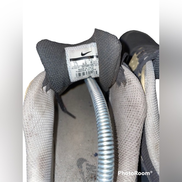 Nike Air Max 90 Trainers In Grey - Picture 2 of 4